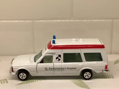 Corgi масштаб 1/36 C406-10 — скорая помощь Mercedes «Святой Варфоломей» — белая - Изображение 1 из 4