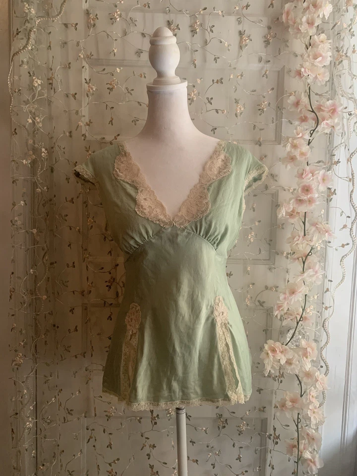 Top verde seda salvia New York & Company con encaje beige talla M Foto 1 de 4