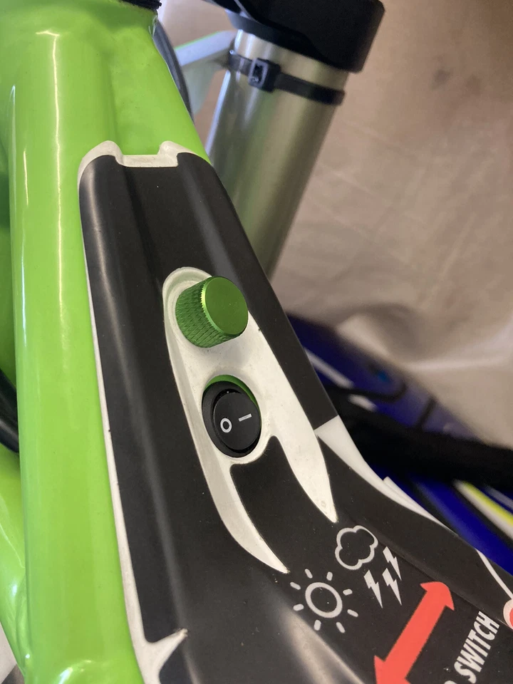 Nuevo HR Vertigo Trials Vertical/Nitro Airbox Moleteado Pulgar Tornillo Perno Verde - Imagen 1 de 1