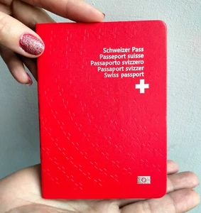 Schweizer Pass Requisite Schweiz Filmpass. Alter Reisepass. Reisepass abgelaufen - Bild 1 von 3