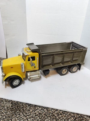 ERTL Big Farm 1/16 Peterbilt Yellow & Gray Plastic Toy Dump Truck Untested 2013 - Image 1 of 4