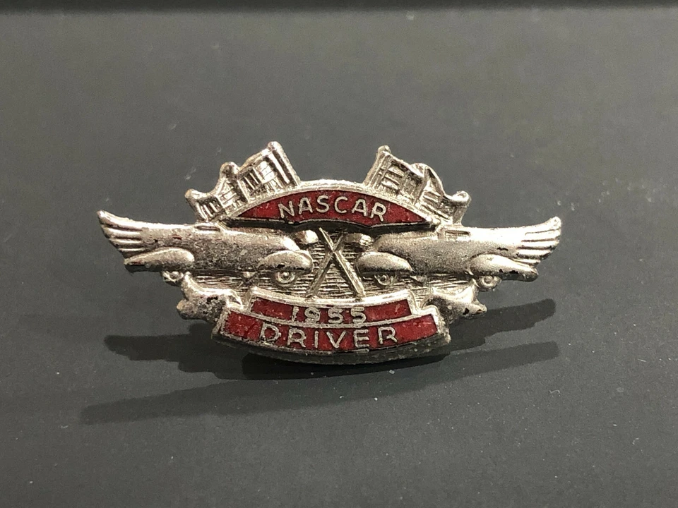 🔴 Prendedor de conductor NASCAR 1955 auténtico vintage plateado y rojo - ¡MUY RARO Y DIFÍCIL DE ENCONTRAR! 🔴 Foto 1 de 1