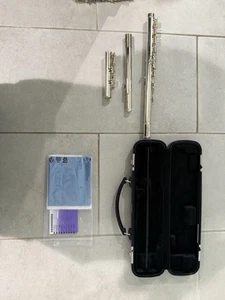 Yamaha Professional Silver Plated Flute with Carrying Case and Accessories - Picture 1 of 6