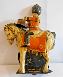 JUGUETE DE HOJALATA DE CUERDA DE LOS AÑOS 30 GUARDIA DE REYES A CABALLO TOCANDO UN TAMBOR PROV PAT 23710 - Imagen 1 de 8