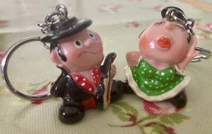 Pareja de adorables llaveros de estatuilla de bailarines flamencos españoles pintados a mano de colección - Imagen 1 de 6