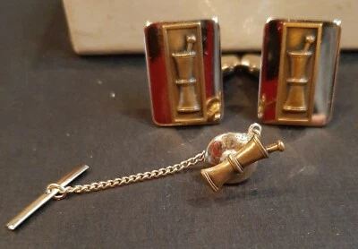 DE COLECCIÓN Farmacia Boticario TIE TACK & GEMELOS Tono Bronce MORTERO & MORTERO Diseño  Foto 1 de 4