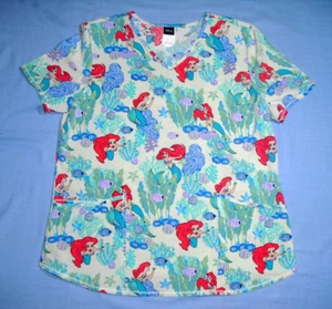 Disney Sirenetta Scrub Top Scollo V Ariel Sotto il Mare Taglia L Elasticizzato - Foto 1 di 3