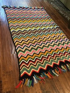 Handgefertigte gehäkelte afghanische Decke Zick Zack 71" x 41" helle Farben schwarzer Rand - Bild 1 von 5