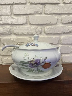 Sopera grande BIA Cordon Bleu con plato y cuchara para servir Foto 1 de 4