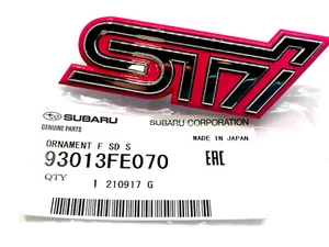 93013FE070 ORIGINALE PER SUBARU IMPREZA WRX STI 02-STI ROSA GRIGLIA BADGE PLA... - Picture 1 of 5