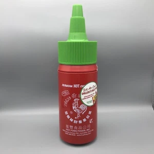 Paquete de lata coleccionable Huy Fong Food Sriracha con palillos y ramen - Imagen 1 de 9