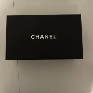 Original Chanel schwarze Box mit weißem Chanel Band - Bild 1 von 10