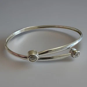STUNNING 9ct White Gold CZ Flexible Bangle Fully Hallmarked 3.09g Gift Idea - Picture 1 of 10