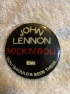 Spilla Vintage 1975 John Lennon Rock 'n' Roll EMI UK Promo Pinback Pulsante Beatles - Foto 1 di 6