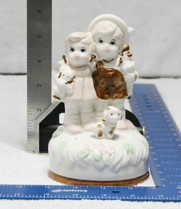 Estatuilla de colección joven dama niña niño con paraguas y perro cachorro - Imagen 1 de 7