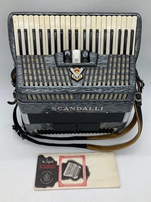 Винтажный аккордеон Scandalli на заказ серый и черный с оригинальным руководством и ремешком - Изображение 1 из 4