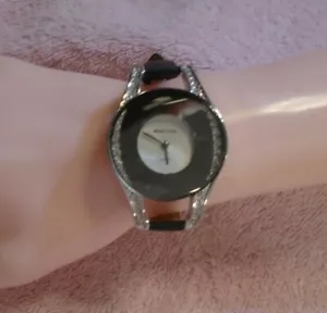 Sehr ausgefallene Mon Cheri Damen Armbanduhr mit Zirkonium besetzt rund - Bild 1 von 4