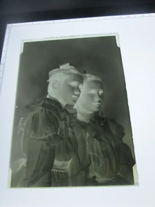 EIN (1) GLASNEGATIV ANFANG 1900: MAINE, "ZWEI JUNGE MÄDCHEN, SEHR NACHDENKLICH" - Bild 1 von 1
