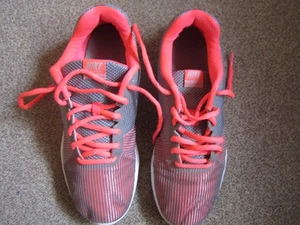 Nike Damen Sneaker sehr leicht grau pink 40 Meshmaterial wenig getragen - Bild 1 von 3