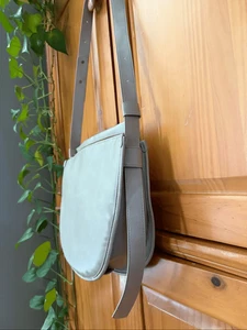 Bolso Bandolera Antik Kraft Minimalista Vegano Cuero Gris Claro, Todos los Días - Imagen 1 de 16
