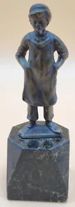 Bronce, linda figura de bronce de un niño fumador de cigarrillo o cigarro - Imagen 1 de 9