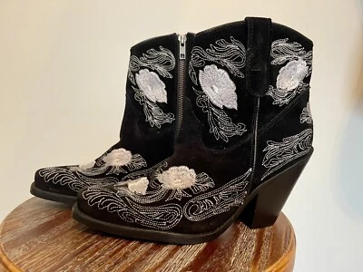 Botas Dingo para mujer Tootsie florales punta corta; tacón alto al tobillo; blanco y negro Foto 1 de 4