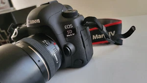 canon eos 5d mark iv w/ lens & extras almost near mint condition 11K shutter - Picture 1 of 11