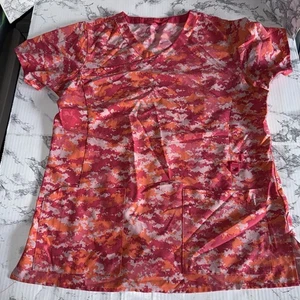Carhartt Scrub Top Damen Medium V-Ausschnitt Kurzarm Taschen Pink Camo LNC - Bild 1 von 4