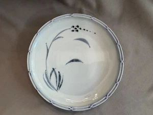 Plato de porcelana japonés de diseño floral pintado a mano con borde pellizcado - Imagen 1 de 9