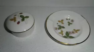 DOS piezas de fresa silvestre de madera de cuña cenicero y caja de baratijas de colección Inglaterra - Imagen 1 de 3