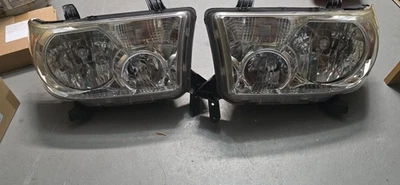 Faros usados OEM Toyota Sequoia 2008-2017 2007-2013 Toyota Tundra. Foto 1 de 4