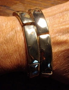 JUEGO DE 2 BRAZALETES ELÁSTICOS TONO DORADO 6 PANELES BRILLANTES moderno eslabón OSFA brazalete brazalete en muy buena condición - Imagen 1 de 13