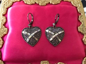 Pendientes de peltre Betsey Johnson lavanda púrpura cristal cruz My Heart AB - Imagen 1 de 2