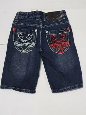 Bermuda jeans Akademiks masculina tamanho 6 longa escura  - Imagem 1 de 4