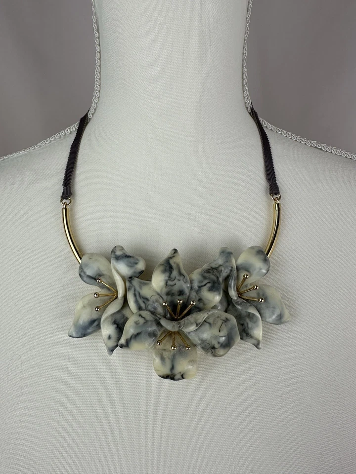 BaubleBar Resina Mármol Flor Distintivo Collar Tono Dorado Cinta Corbata Foto 1 de 4
