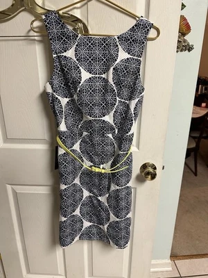 Vestido recto The Limited azul y blanco sin mangas con cinturón geométrico pequeño 6 Foto 1 de 4