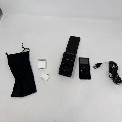 Apple iPod Nano 4 GB - 1ª Generación - Negro - A1137 Encendido Foto 1 de 4