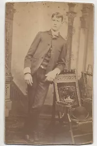 Junger Mann im Anzug posiert Vintage Central Pennsylvania Kabinettkarte - Bild 1 von 2