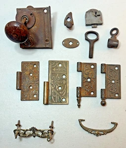 Lote de herrajes antiguos - perilla de puerta, bisagras ornamentadas, tiradores, piezas de cerradura, Steampunk - Imagen 1 de 7