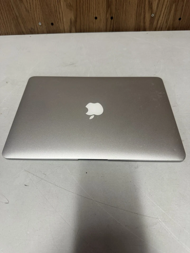 Apple MacBook Air 13” A1369 2010 – Core 2 Duo – 2GB – 120GB SSD – Enciende Foto 1 de 4