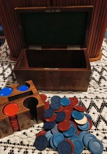 Antico gioco da gioco poker caddy case in legno argilla e patatine in plastica - Foto 1 di 5