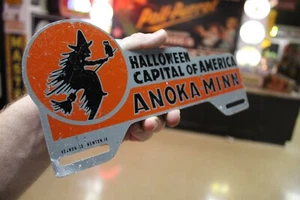 SELTEN 1950er HALLOWEEN KAPITAL ANOKA MINN BEMALT METALL TOPPER SCHILD HEXE OZ KATZE - Bild 1 von 10