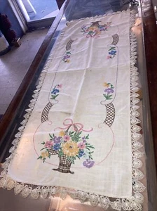 Vintage dresser scarf with embroidery - Picture 1 of 10
