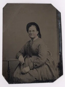 Donna anziana con cofano e occhiali, abito a righe, foto a colori anni 1860-1880 - Foto 1 di 2