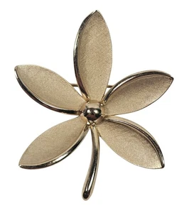 Broche prendedor de flores de cinco hojas tono dorado cepillado Trifari de colección - Imagen 1 de 5
