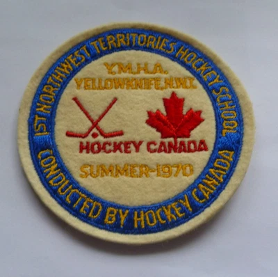 1970 1ST NORTHWEST TERRITORIES HOCKEY SCHOOL PATCH CONDUCTED BY HOCKEY CANADA Foto 1 de 2
