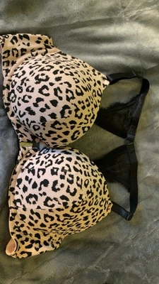 Sujetador con cierre frontal estampado de guepardo Cacique talla 42D Foto 1 de 3