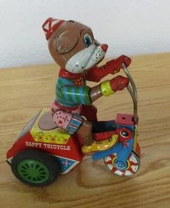 Triciclo Happy Vintage Anni 50 Giappone Yonezawa Tin Friction Bulldog Equitazione Funzionante - Foto 1 di 8