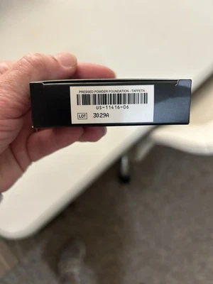 Base en polvo prensado Younique en tafetán Foto 1 de 2