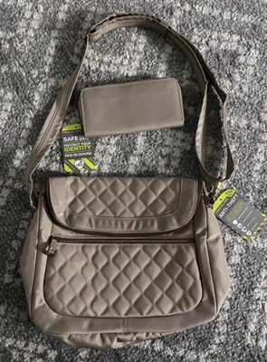NUEVO CON ETIQUETAS Cartera Bandolera Travelon Antirrobo Beige Multi Bolsillo Acolchada con Cartera Nueva con Etiquetas Foto 1 de 4